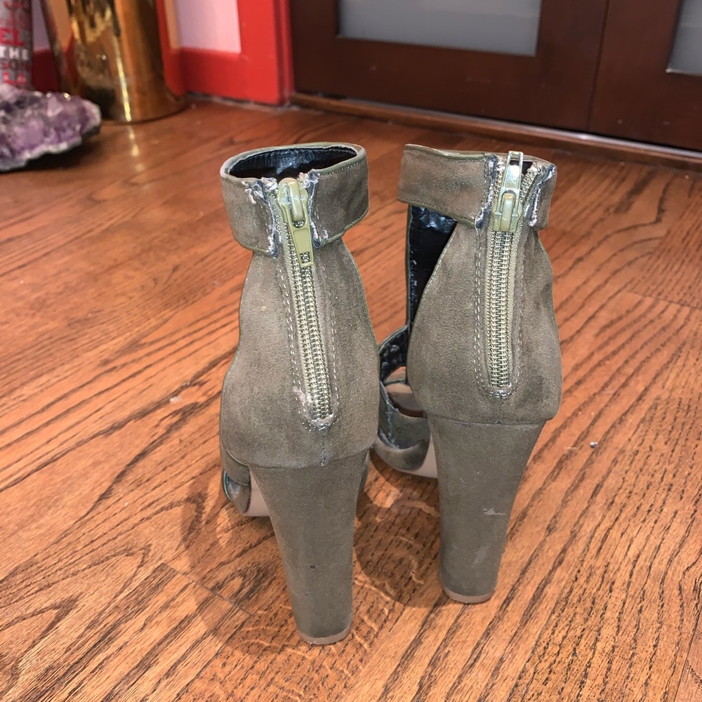 Heels - Picture 2 of 4